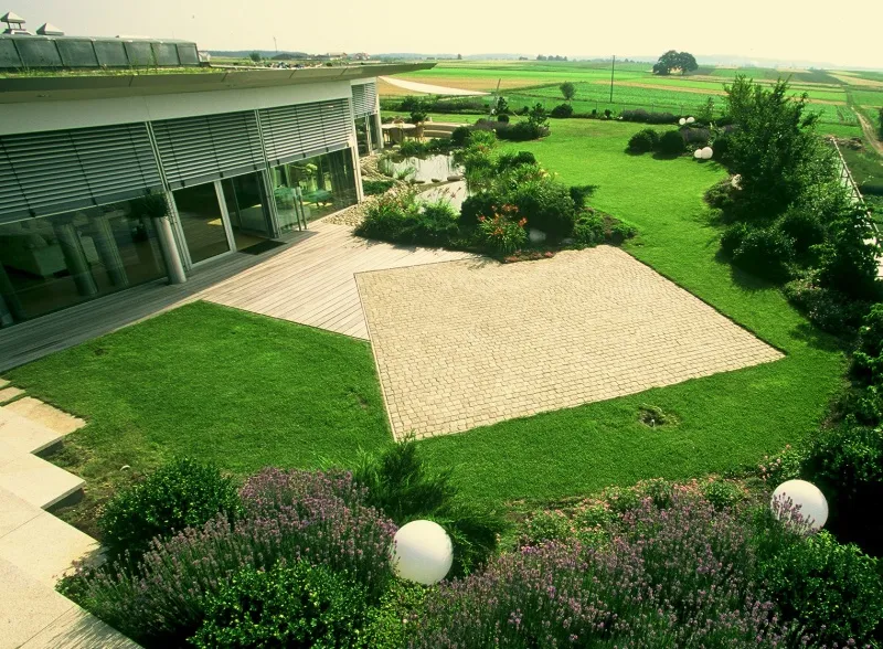Privatgarten mit Terrasse und Teich