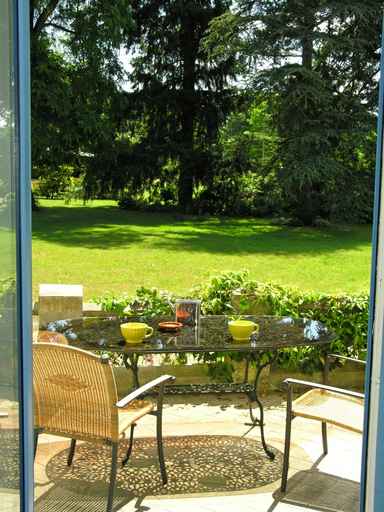 Privatgarten mit blühenden Pflanzen